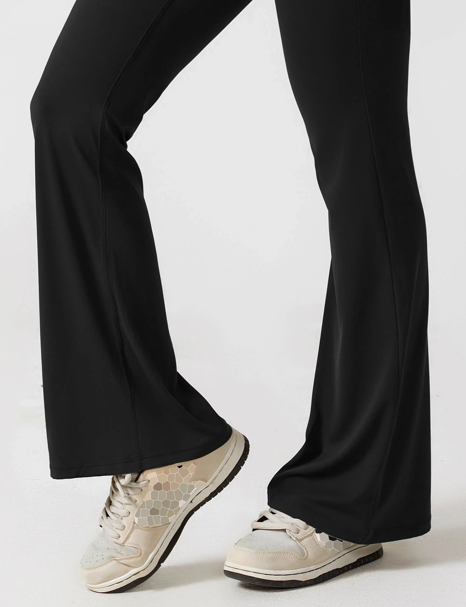 Ironfit Jumpsuit mit V-Rücken und Schlaghose - Image 6