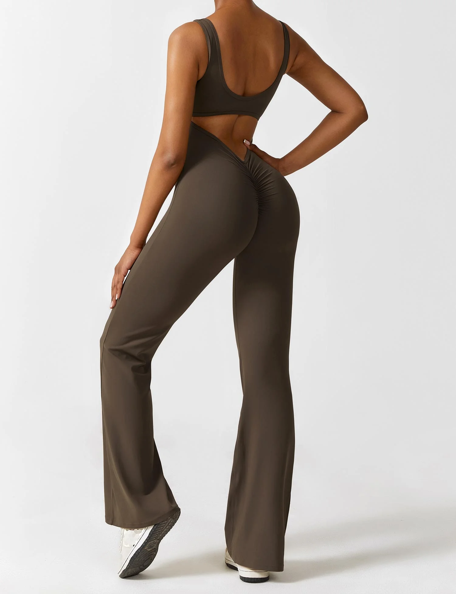 Ironfit Jumpsuit mit V-Rücken und Schlaghose - Image 7