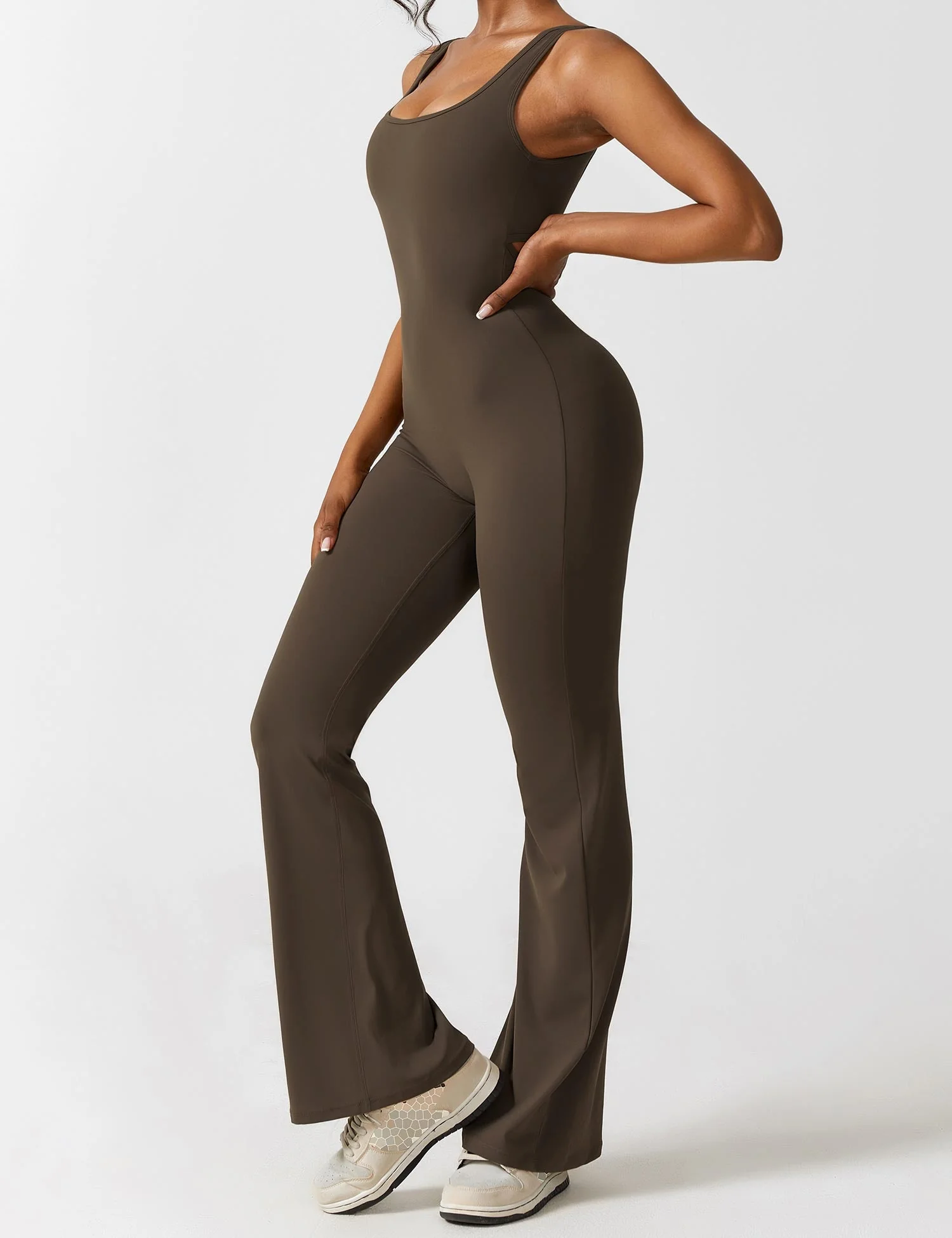 Ironfit Jumpsuit mit V-Rücken und Schlaghose - Image 9